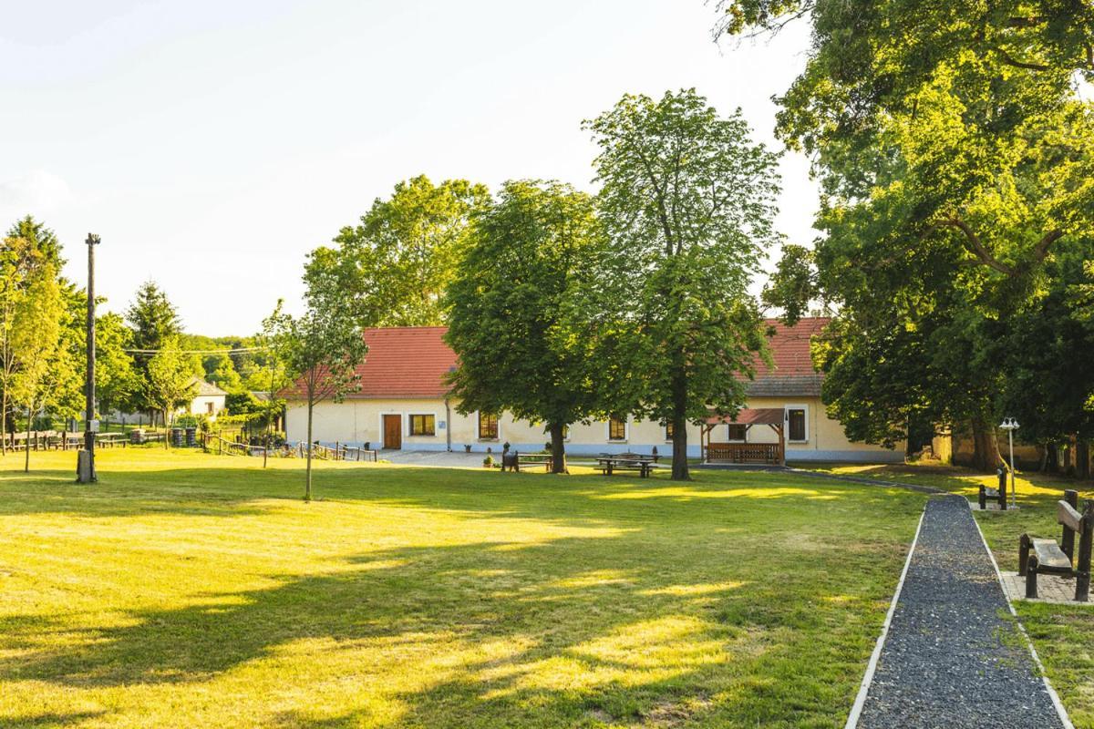 Tolnay Kuria Es Vendeghaz Hotel Nagygorbo Exterior photo